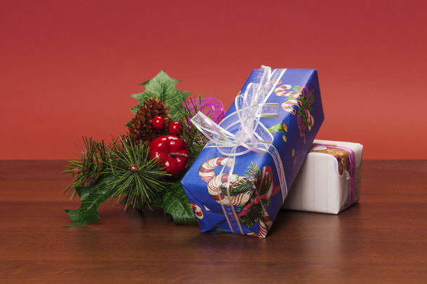 Рождественская композиция с подарками и сосновыми иглами
 - Фото, изображение