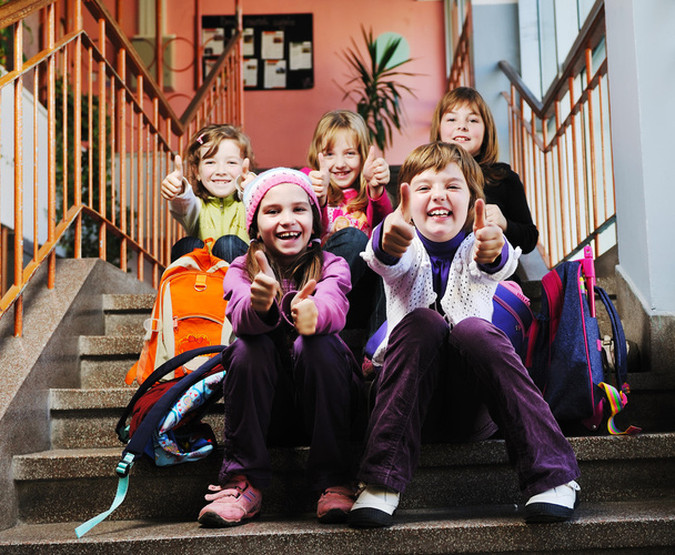 Glückliche Kindergruppe in der Schule - Foto, Bild