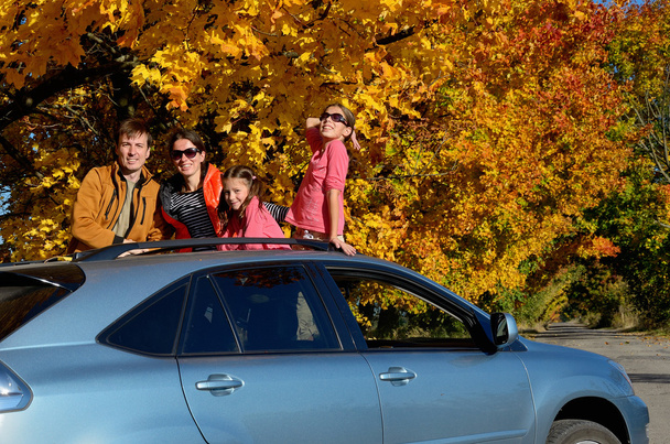 Car trip on autumn family vacation - Foto, imagen