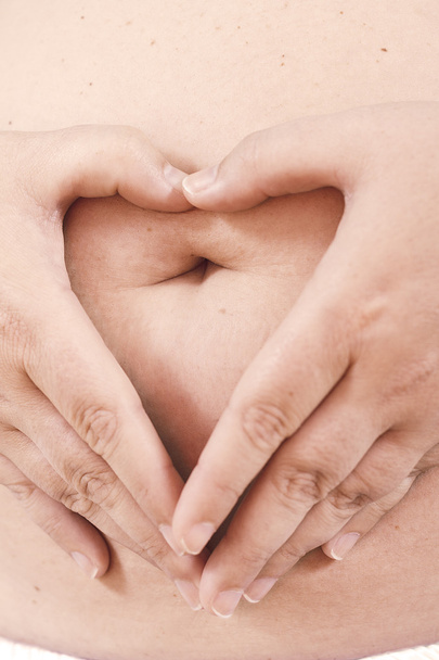 těhotné břicho s prsty srdce symbolem - Fotografie, Obrázek