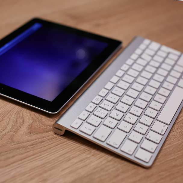 teclado de aluminio con la tableta
 - Foto, imagen