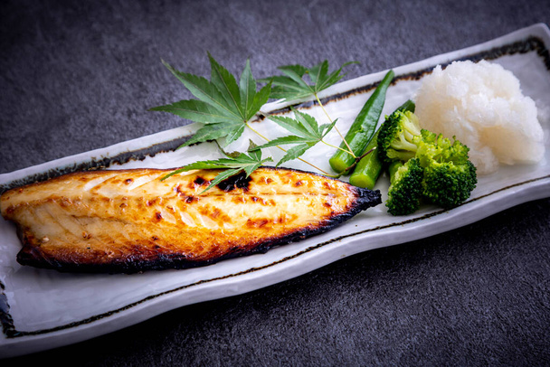 Çok lezzetli Japon uskumrusu kömürün üstünde ızgara balık. - Fotoğraf, Görsel