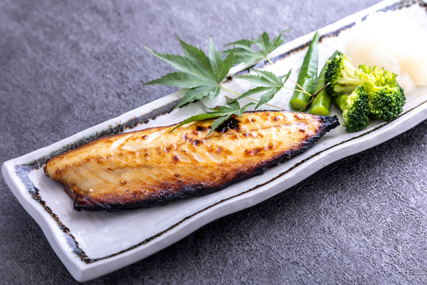 Sehr leckerer japanischer Makrele gegrillter Fisch über Holzkohle - Foto, Bild