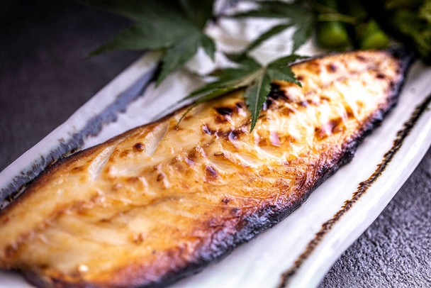 Velmi chutné japonské makrely grilované ryby grilované na dřevěném uhlí - Fotografie, Obrázek
