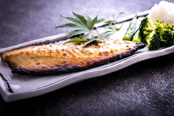 Sehr leckerer japanischer Makrele gegrillter Fisch über Holzkohle - Foto, Bild