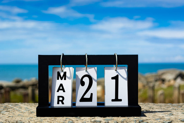 21 Μαρ ημερολόγιο ημερομηνία κείμενο σε ξύλινο πλαίσιο με θολή φόντο του ωκεανού. Έννοια ημερολογίου. - Φωτογραφία, εικόνα