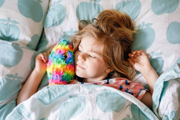 Menina da criança bonito dormindo na cama com brinquedo de pelúcia macia favorita. Criança pré-escolar adorável sonhando, sono saudável de crianças de dia. Sono profundo da criança. Crianças descansando - Foto, Imagem