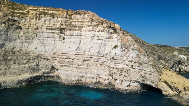 Widok z lotu ptaka na piękne klify Xlendi, Gozo. - Zdjęcie, obraz