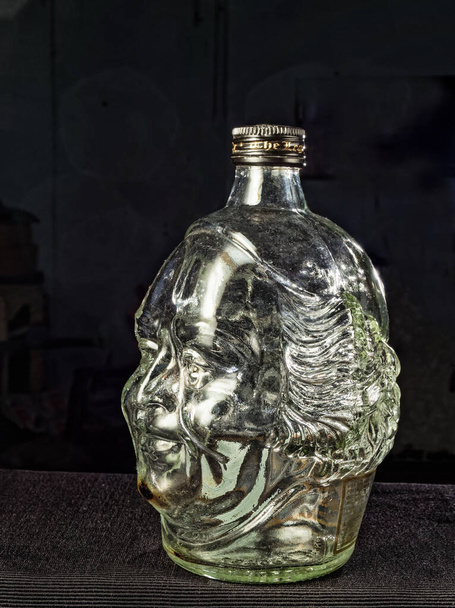 06 24 2022 Vintage Empty Liquor Glasflasche Mönchsgesicht Altes Mönchsstudio gedreht in Lokgram Kalyan Maharashtra Indien - Foto, Bild