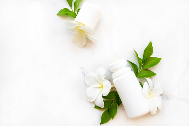 rolki na dezodorant antyperspirant zapach kwiat opieka zdrowotna dla powierzchni pachy układ płaski układać styl na tle biały - Zdjęcie, obraz