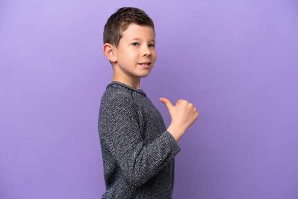 Pieni poika eristetty violetti tausta ylpeä ja omahyväinen - Valokuva, kuva