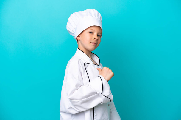 Pequeño cocinero aislado sobre fondo azul orgulloso y auto-satisfecho - Foto, Imagen