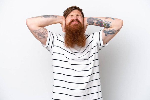 Ruiva homem com barba isolada no fundo branco frustrado e cobrindo orelhas - Foto, Imagem