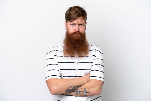 Рудий чоловік з бородою ізольований на білому тлі відчуває засмученість
 - Фото, зображення