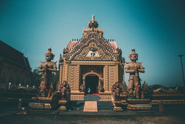 Wat Khao Kalok templo de ouro em Prachuap Khiri Khan, Tailândia. Foto de alta qualidade - Foto, Imagem