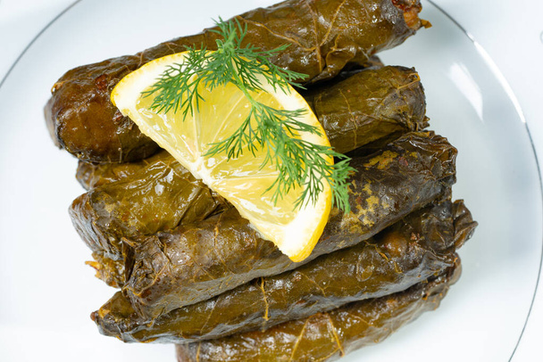 Köstliche türkische Mahlzeit dolma. Gefüllte Traubenblätter Reis - Foto, Bild