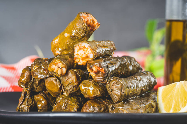 Deliciosa comida turca dolma. Hojas de uva rellenas de arroz - Foto, Imagen