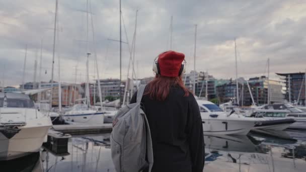aker brygge in der Innenstadt in Oslo, Norwegen am Abend - Filmmaterial, Video