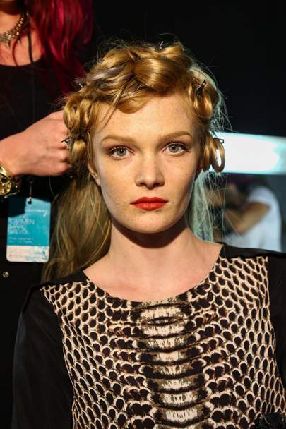 Model getting ready backstage at the Carmen Marc Valvo show during MBFW - 写真・画像