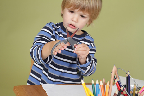 Gyerekek kézműves tevékenység gyermek tanulási vágás, ollós - Fotó, kép