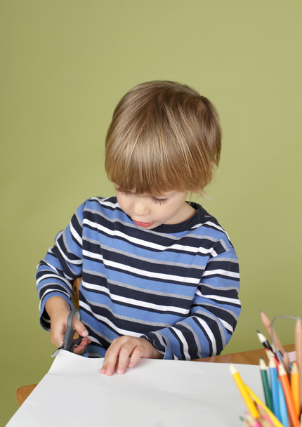 Детское искусство и ремесло Деятельность Ребенок учится резать ножницами
 - Фото, изображение
