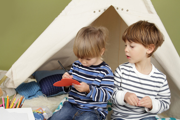 Kids Arts and Crafts Activity, Playing in Teepee Tent - Fotoğraf, Görsel