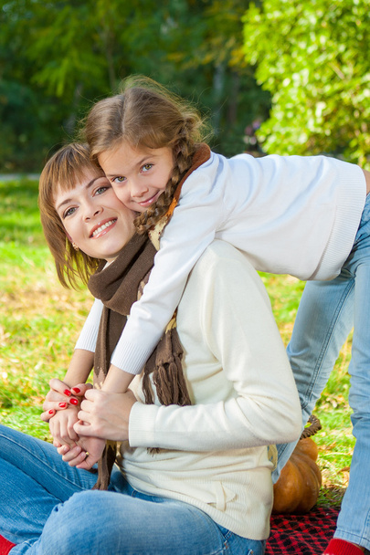 Glückliche Mutter mit kleiner Tochter im Herbstpark - Foto, Bild