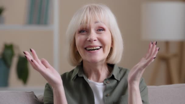 Heyecanlı, beyaz, neşeli, yaşlı kadın yüzünü kapat. Mutlu, şoke olmuş orta yaşlı kadın sanal aktivite emekliliği olgun bayan. İyi haberler alarak harika bir zafer kazandığını söylüyor. - Video, Çekim