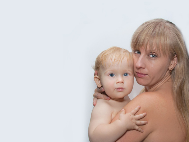 Mujer rubia caries bebé
 - Foto, imagen