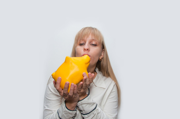 Жінка цілує moneybox
 - Фото, зображення