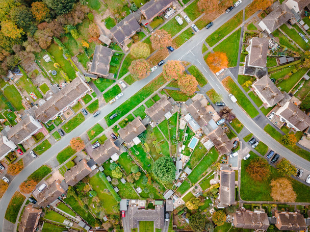 Aerial view of traditional housing estate in England. Looking straight down with a satellite image style, the houses look like a miniature village - Fotoğraf, Görsel