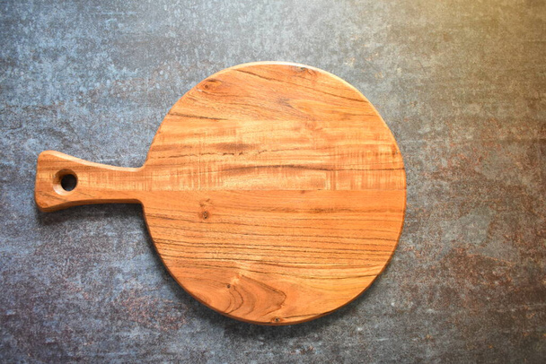 Okrągła pusta drewniana deska do rąbania wykonana z drewna akacjowego - Zdjęcie, obraz