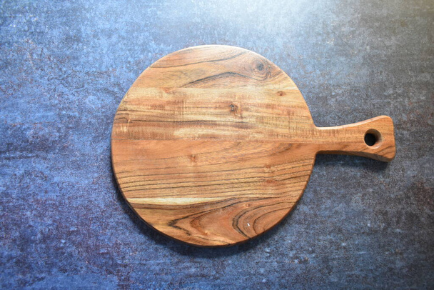 Okrągła pusta drewniana deska do rąbania wykonana z drewna akacjowego - Zdjęcie, obraz