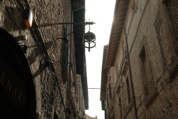 A view of old buildings on a narrow street - Fotografie, Obrázek
