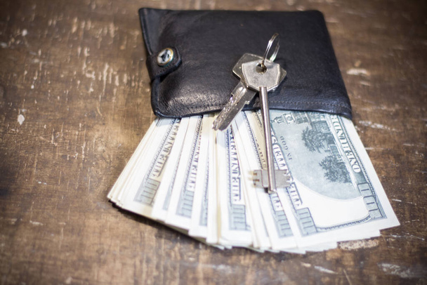A lakás kulcsai a tárcán bankjegyekkel. A lakásárak emelkedése az ukrajnai háború miatt - Fotó, kép