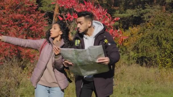 Dühös spanyol pár vitatkoznak a helyes irányba útvonal néz papír térkép segítségével navigációs alkalmazás telefonon veszekedés félreértés konfliktus utazás közben hátizsákos utazók elveszett - Felvétel, videó