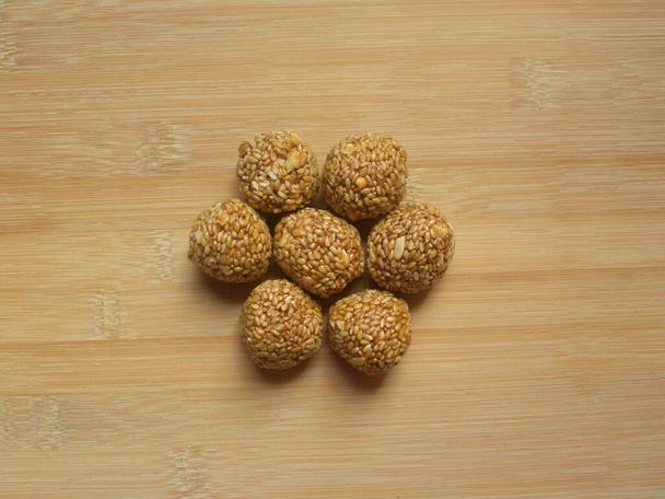 Bolas de semillas de sésamo marrón dulce - Foto, imagen
