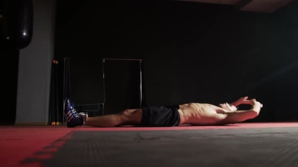 Box training - in forma uomo a torso nudo pompare i suoi addominali. Mid shot - Filmati, video