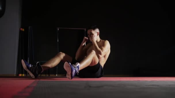 Box training - in forma uomo a petto nudo che si allena sul pavimento. Mid shot - Filmati, video