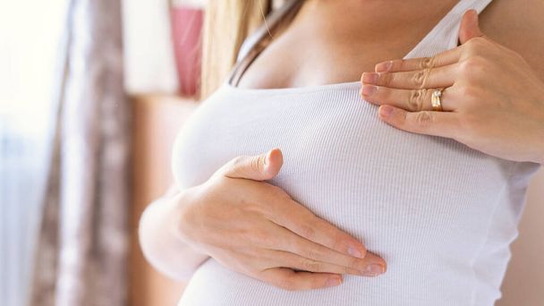 Перевірка раку молочної залози вагітна жінка. Молода вагітна жінка оглядає груди, щоб визначити ознаки грудей. Самоаналіз грудей BSE, концепція свідомості про рак молочної залози - Фото, зображення