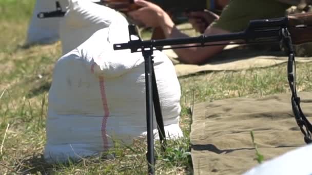 Ucraniano tiros militares de uma metralhadora kalashnikov, ak-47 metralhadora - Filmagem, Vídeo