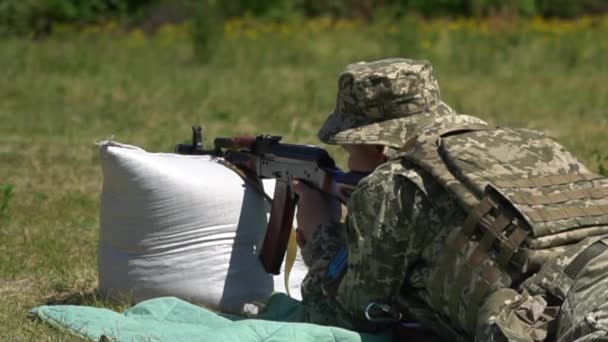 Militar ucraniano dispara desde una ametralladora kalashnikov, ametralladora ak-47 - Imágenes, Vídeo
