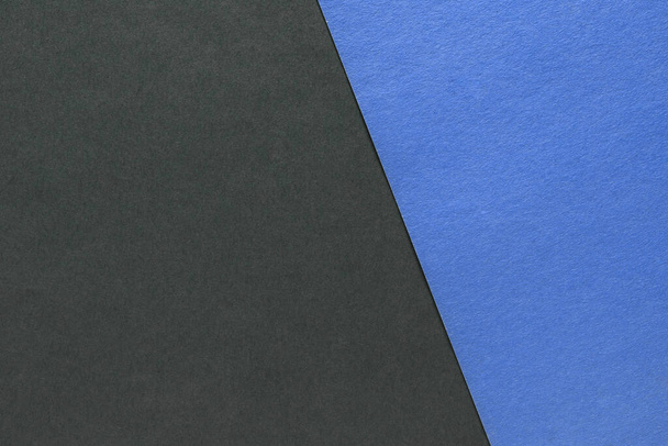 Два цвета, белый и синий, текстурированный бумажный фон. Текстура с пустым местом. - Фото, изображение