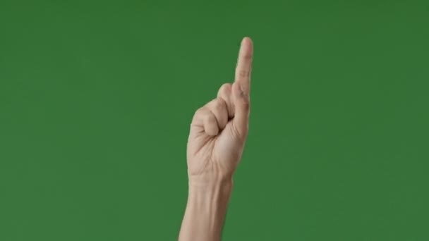Parte del cuerpo de la mano masculina contando de uno a cinco jóvenes irreconocibles calculando con los dedos mostrando la cuenta atrás primer segundo tercer cuarto cuarto quinto aislado sobre fondo verde con espacio de copia - Imágenes, Vídeo