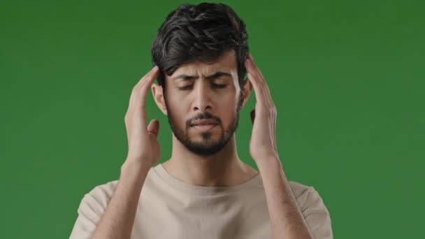 Zamknij się męski portret młodego arabskiego Indianina niezdrowego smutnego człowieka stresujący facet masujący świątynie cierpi na ból głowy bolesna migrena zwątpienie sprawiają, że skomplikowana decyzja czuć depresję chroniczne zmęczenie - Materiał filmowy, wideo