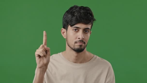 Расстроен серьезный арабский парень смотрит на камеру дрожит указательный палец показывает никогда жест отрицает запрещает не одобряет размахивает головой отрицательная плохая идея отказ недовольство скептик человек запрещает предупреждает - Кадры, видео