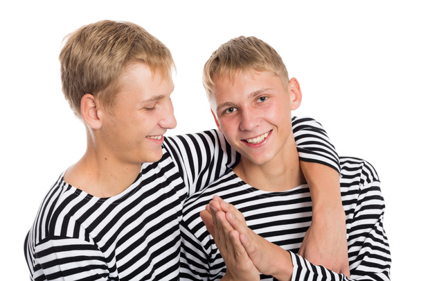 Portret van vrolijke twee tweelingbroers - Foto, afbeelding