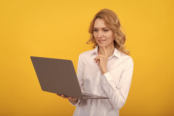 denken zakenvrouw in wit shirt werk online met laptop op gele achtergrond, technologie. - Foto, afbeelding