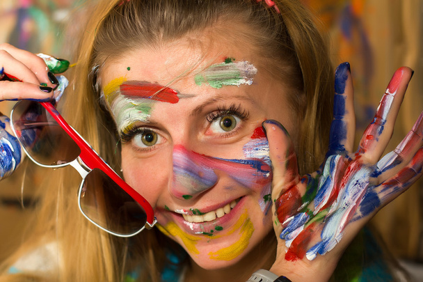 Jeune dame dessin sourire avec des peintures de couleur
 - Photo, image