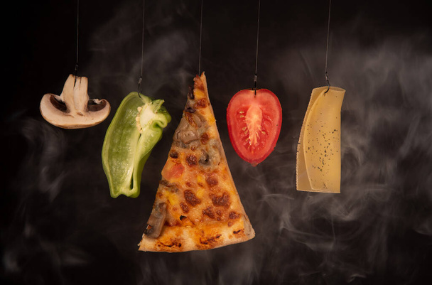 Snijd mozzarella heerlijke pizza tomaat kaas peeper en paddestoel ingrediënten - Foto, afbeelding